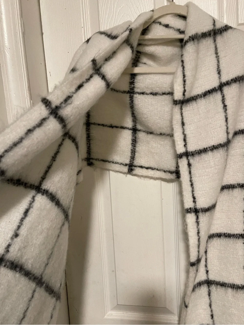 New LOFT Cozy White & Black Grid windowpane fuzzy scarf/shaw/throw